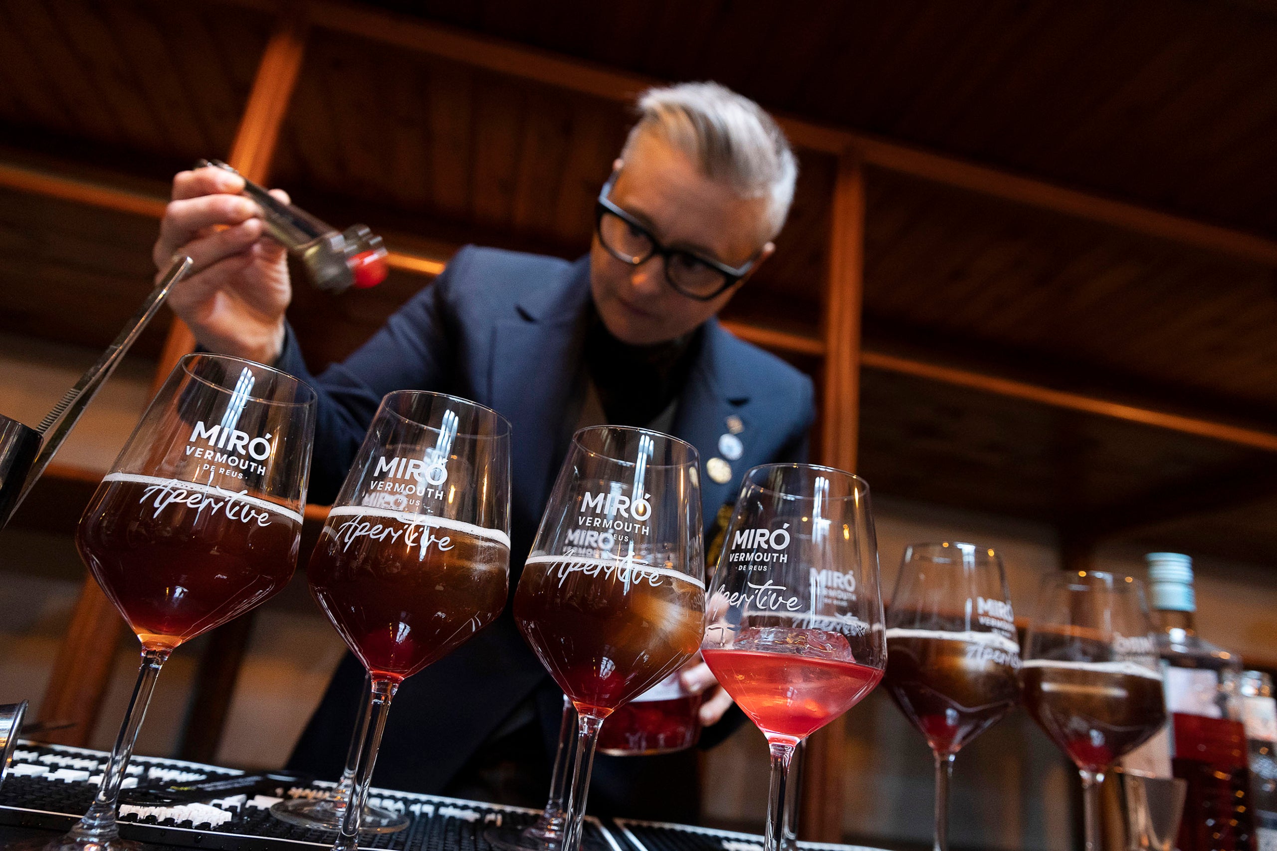 Mariona Vilanova, presidenta del Club de Bartenders de Catalunya preparant el còctel 'Bloody Atenea' durant l'acte de lliurament dels Premis Vinari dels Millors Vermuts Catalans. 27.03.2026, Reus  foto: Jordi Play / Premis Vinari