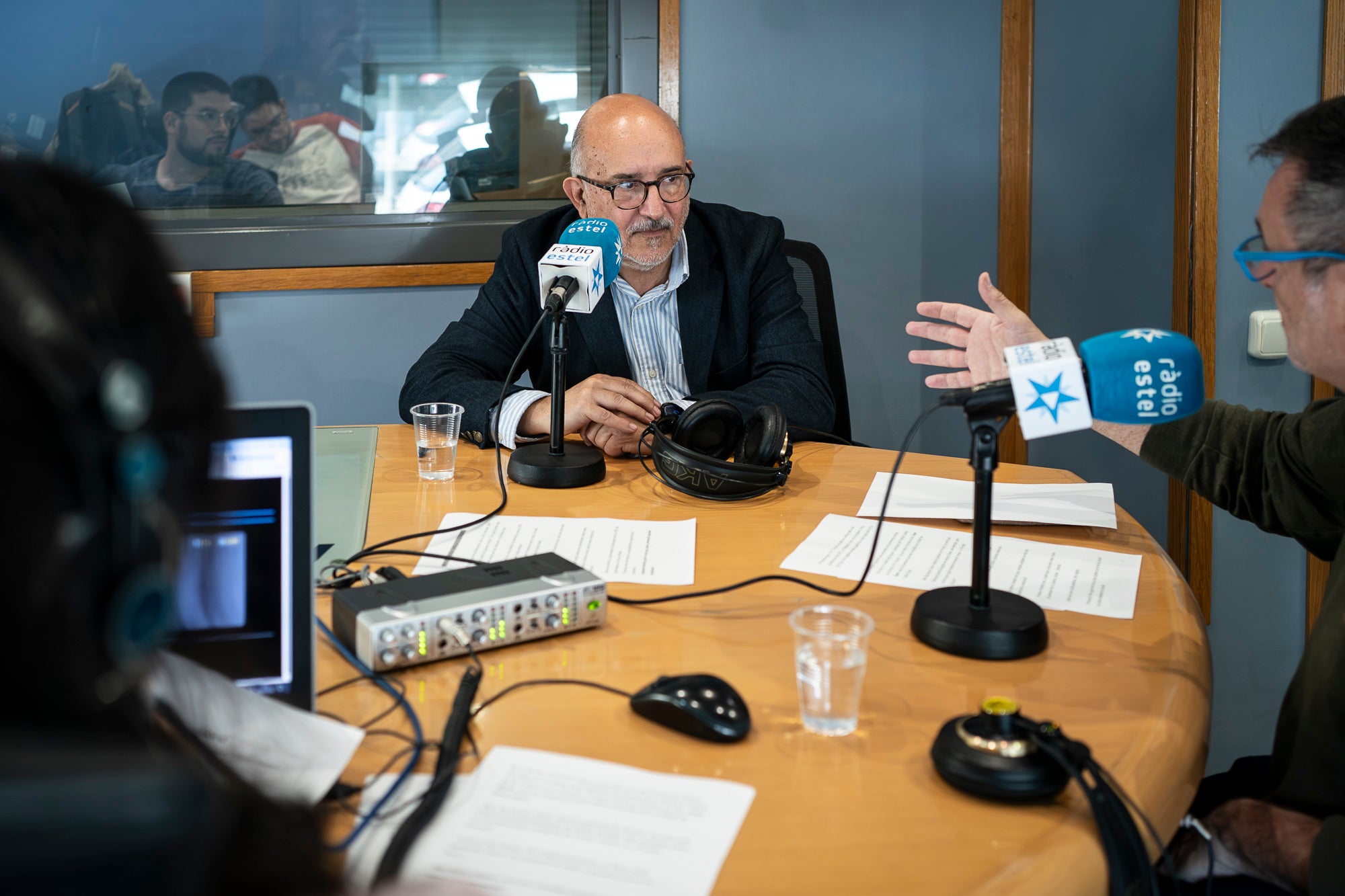 Joan Gené, director de l'INCAVI i Salvador Cot, director de Vadevi, durant una entrevista al programa 'El Matí a Ràdio Estel' / Mireia Comas