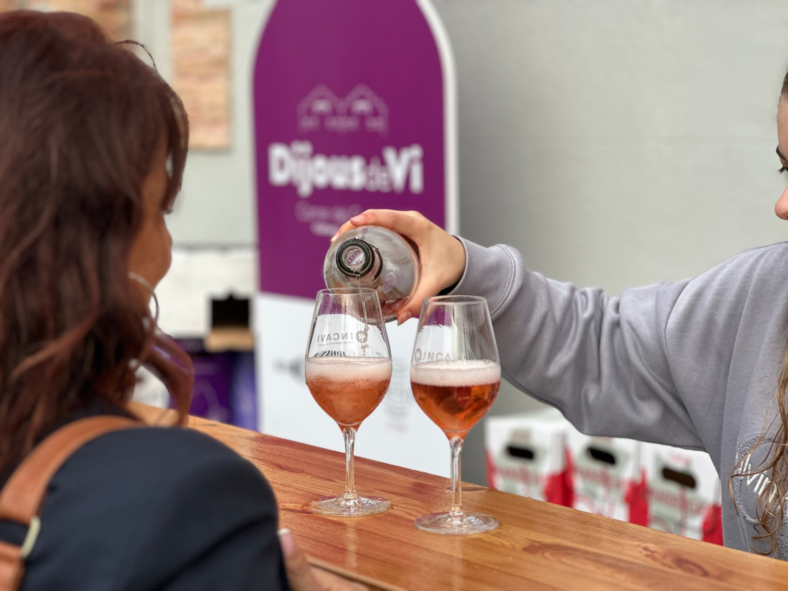 Dues copes de vi durant el Dijous del Vi de Vilafranca del Penedès / Cedida