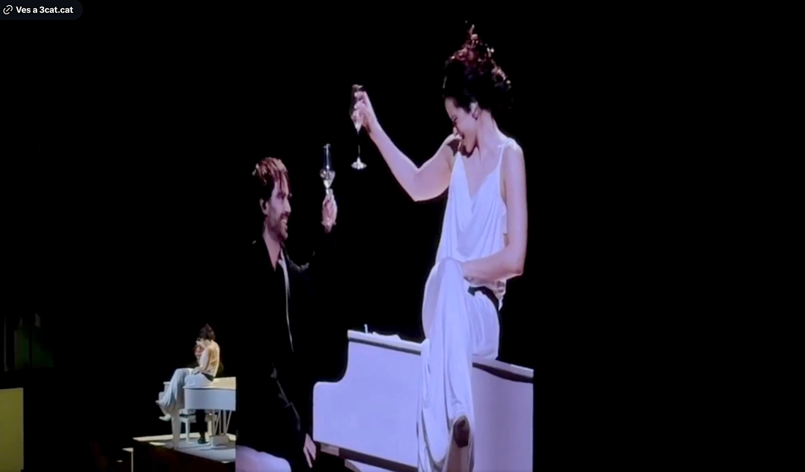 Rosalía, brindant amb vi català amb el pianista mallorquí Llorenç en el primer concert a Barcelona de la gira de 'Lux', en una imatge del vídeo difós al compte de la xarxa X del 3Cat