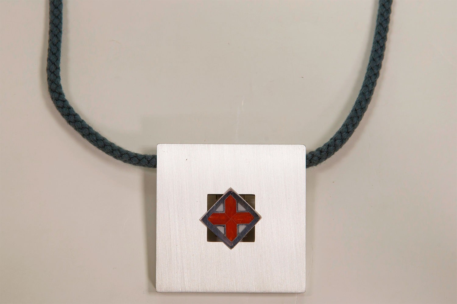 Imagen de un galardón de la Creu de Sant Jordi / Cedida