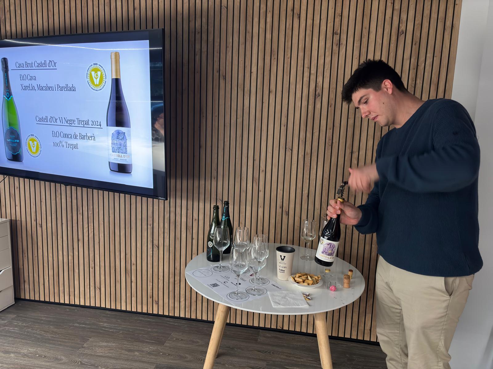 Pere Nolla, fundador de Vinótico abriendo una botella en la cata exclusiva de la tienda en línea en la redacción del Grup Món / J.G.