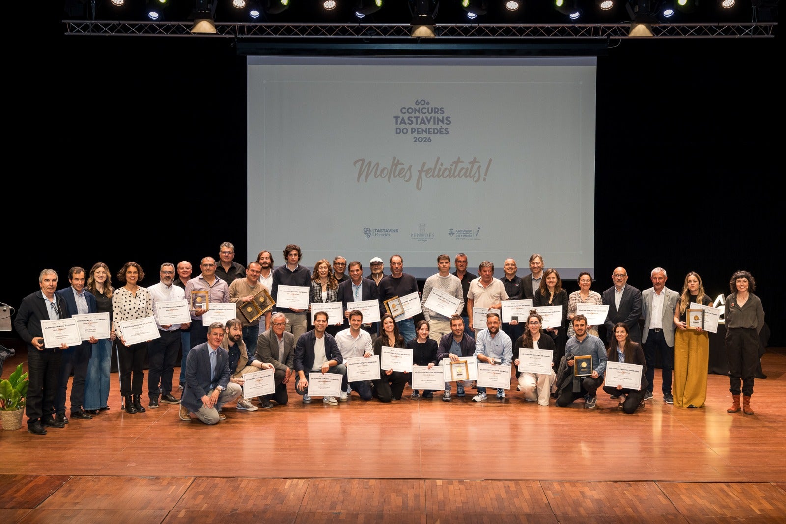 Fotografia de família dels 25 cellers guardonats a la 60a edició del Concurs Tastavins DO Penedès / Cedida