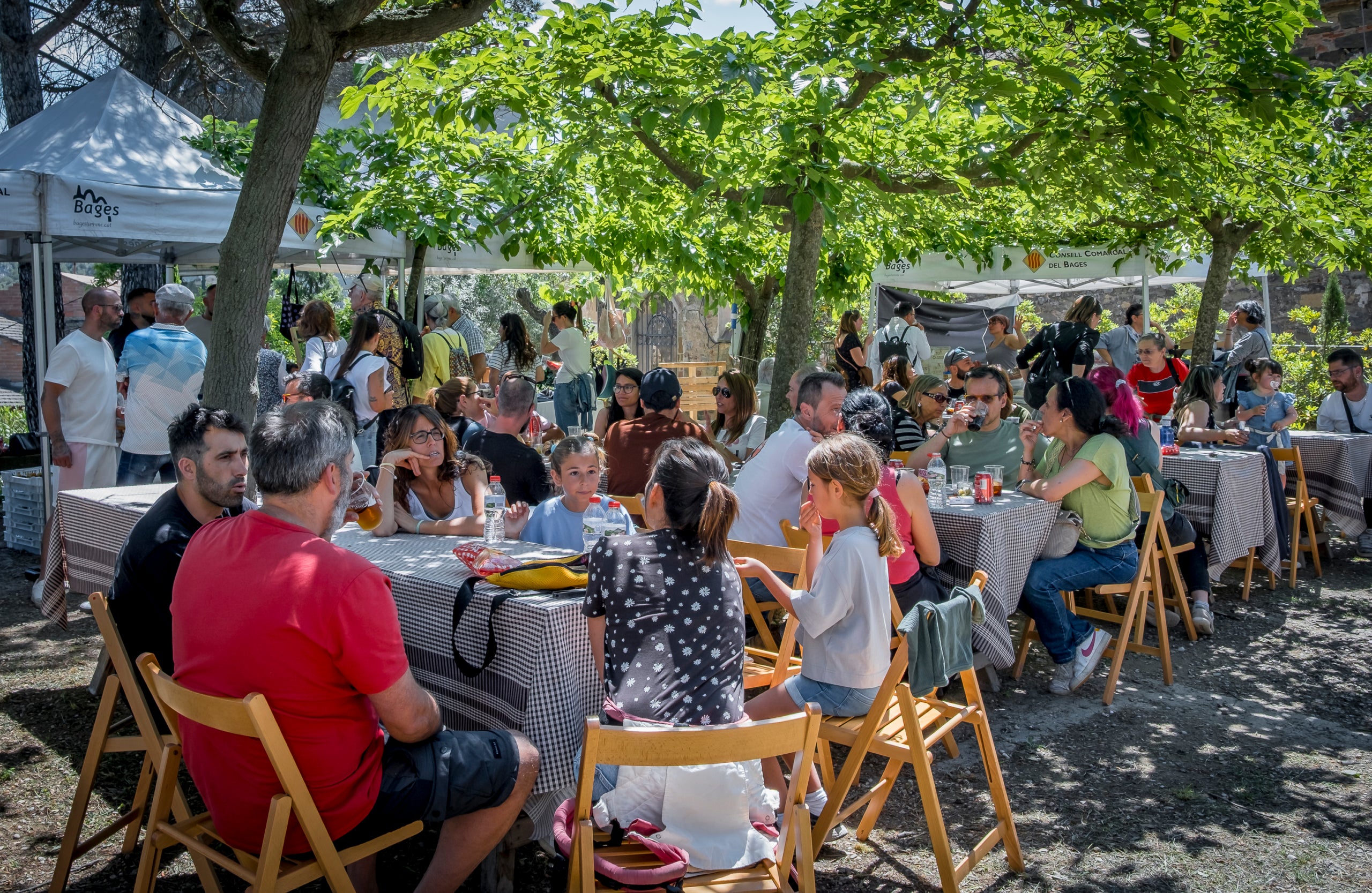 Famílies i grups d'amics s'apleguen a les taules de a la Fira dels Resistents, a Castellbell i el Vilar, que aquest any comptarà amb els millors vins de Catalunya / Cedida