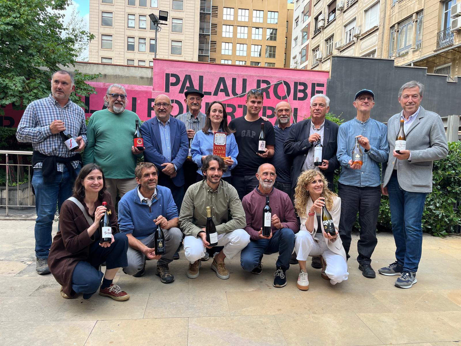 Foto de família de bona part dels cellers de Vinya Celler Masia amb Marta Clot, comunicadora i sommelier; i el director de l'INCAVI, Joan Gené / J.C.
