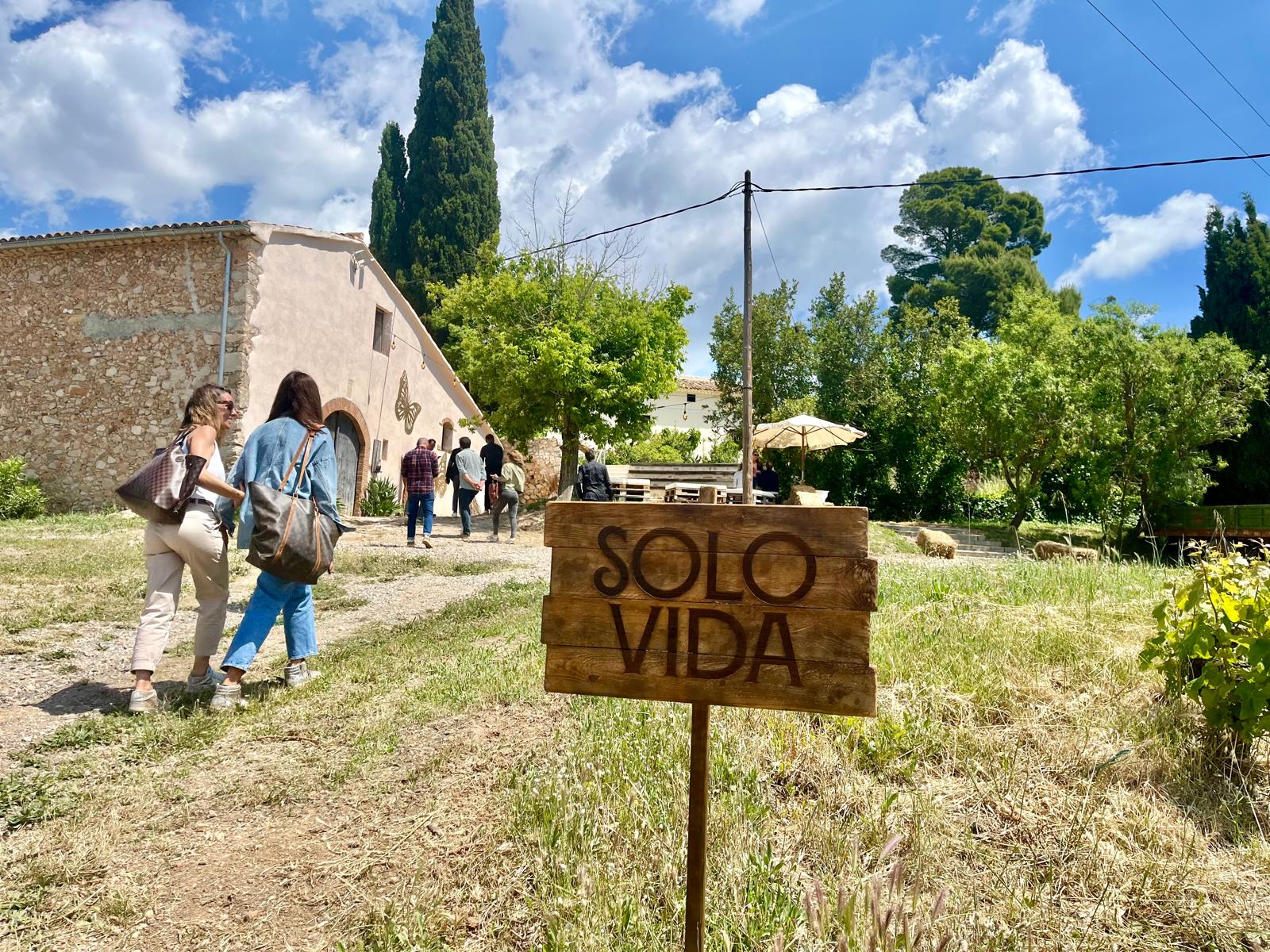 Exterior del celler al Pla de Manlleu on s'ha presentat la marca Solo Vida / J.C.