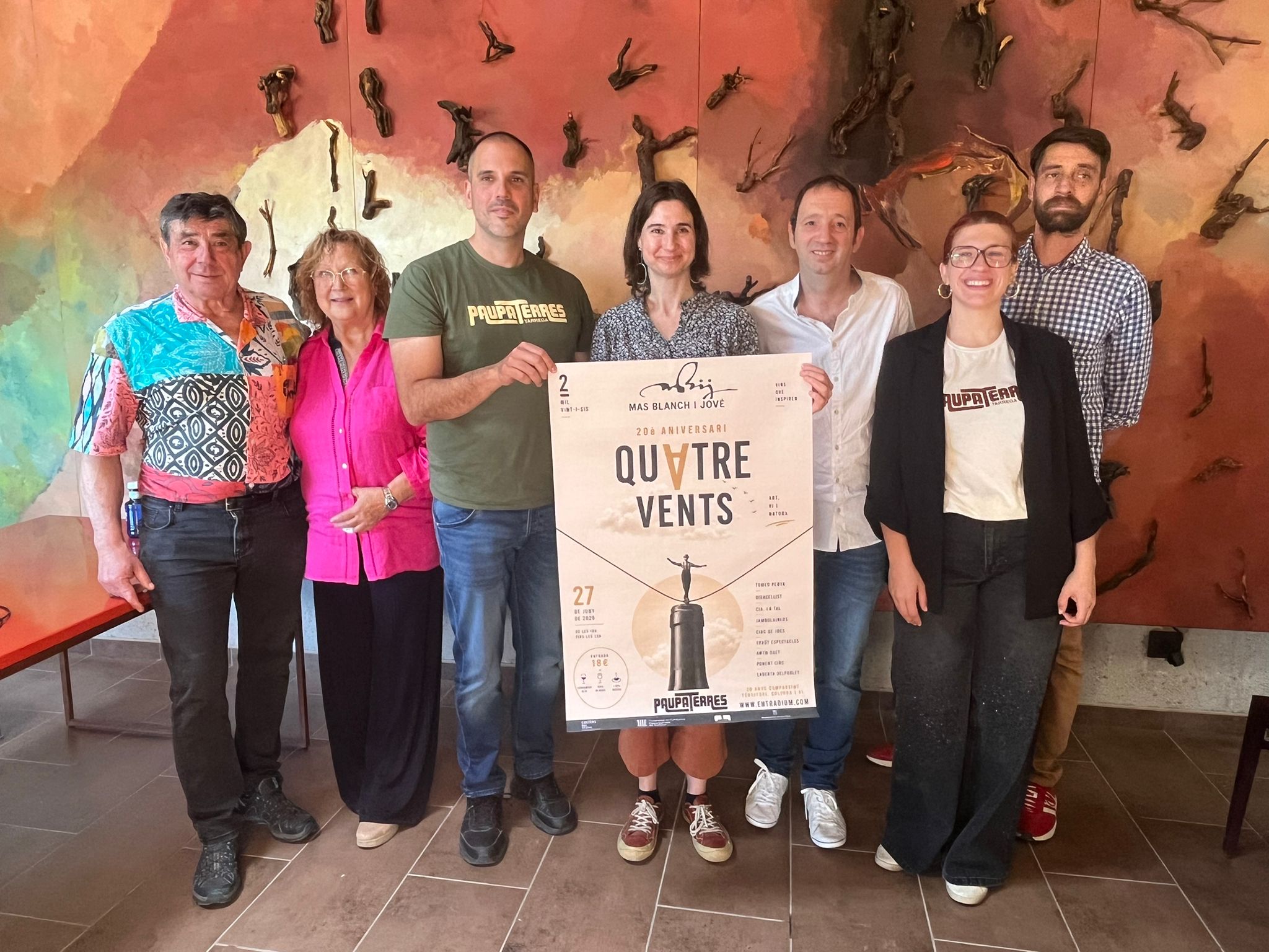 Foto de família de Paupaterres i la família del celler Mas Blanch Jové en la celebració dels 20 anys del celler / J.C.