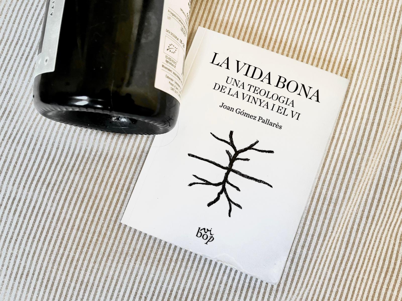 Imatge del nou llibre de la Col·lecció Envinats, de l'editorial Vibop, 'La vida bona. Una teologia de la vinya i el vi', de Joan Gómez Pallarès / J.C.