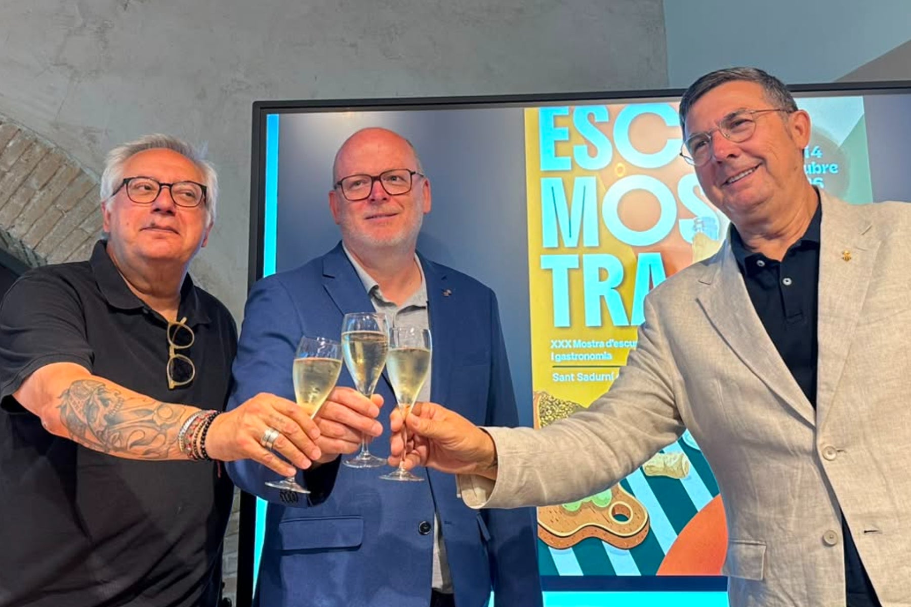 El representant de l’agència de màrqueting Linkemann, Xavier Garcia, l'alcalde de Sant Sadurní,  Pere Vernet, i el regidor de Turisme i primer tinent d’Alcalde, Pedro Campos / JMB