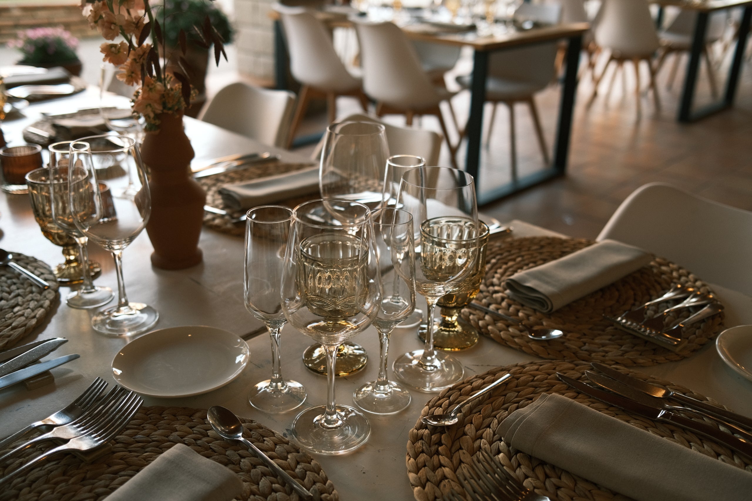 Pla detall de la decoració del sopar gastronòmic de Corpinnat a la finca de Can Feixes, del celler Huguet de Can Feixes / Cedida pel celler