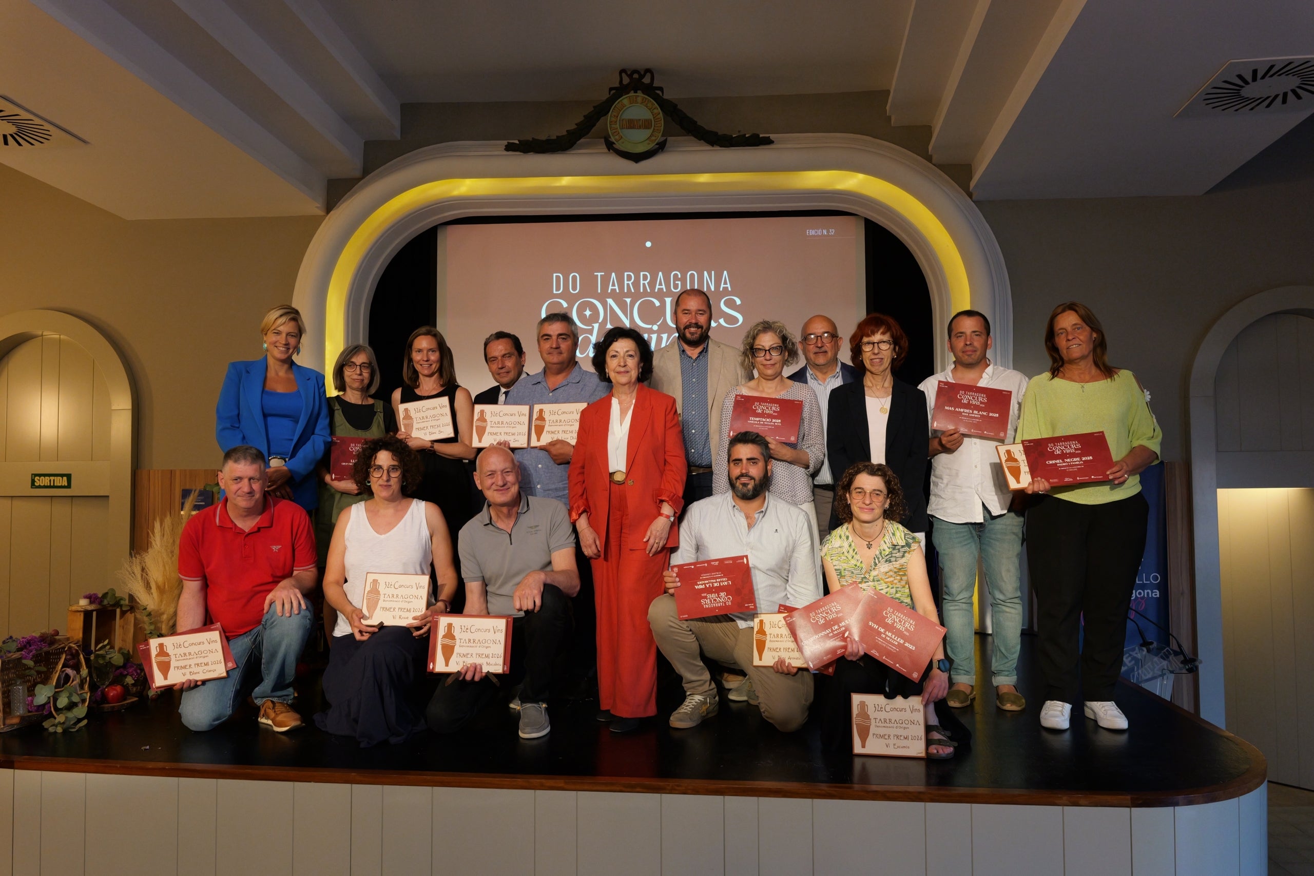 Fotografia de família de tots els guardonats en l'entrega de premis del Concurs de Vins de la DO Tarragona / Cedida