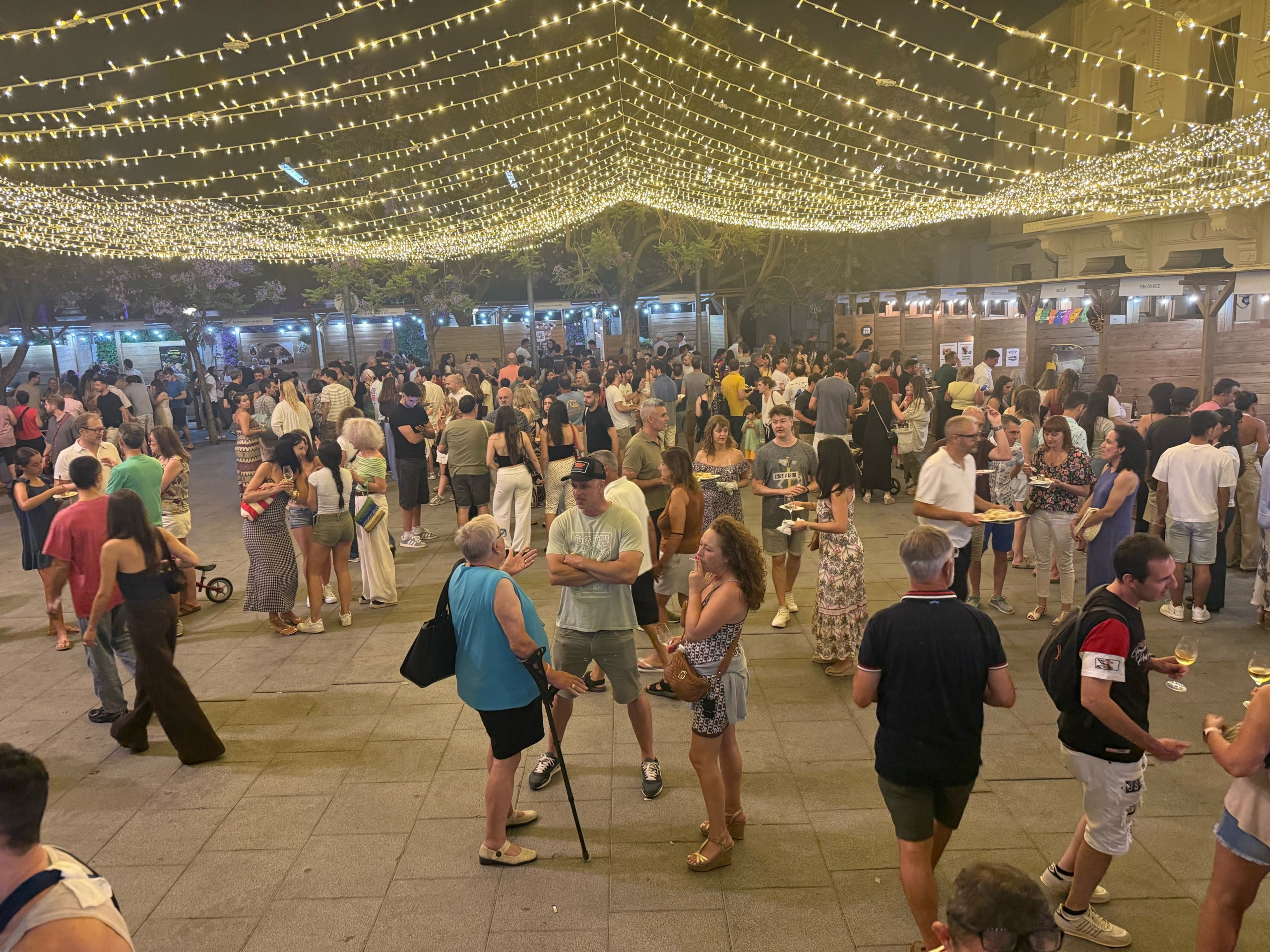 La plaça de la vila, plena de vida, entre llums i estands de menjar i vi / O.P.