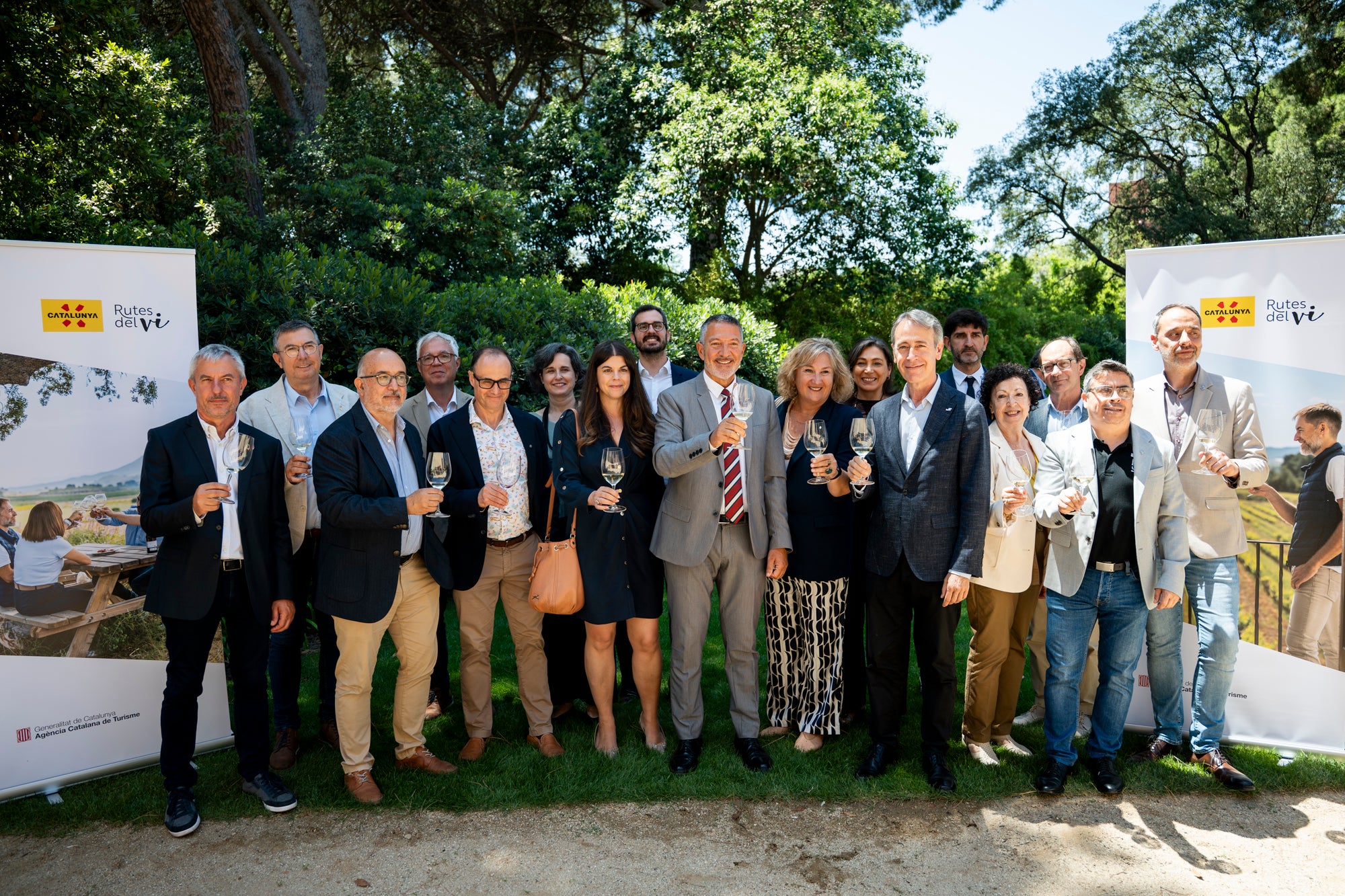Foto de família amb el conseller d'Empresa i Treball, la directora general de Turisme, la directora de l'Agència Catalana de Turisme, representants de les Rutes del Vi de Catalunya i dels patronats de Turisme de les diputacions de Barcelona, Girona, Lleida i Tarragona / Cedida