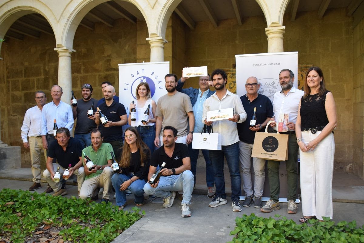 Foto de família dels cellers Alsina & Sardà, Aymar, Can Vallès, Celler Credo, Cellers Domenys, Ferré i Catasús, Jean Leon, Joan Segura Pujades, Josep Masachs, Maset, Nadal, Oriol Rossell i U MES U que participen en la 17a edició de La Nit dels Xarel·los / Cedida
