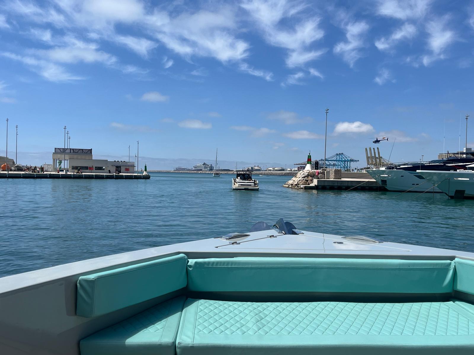 Imatge del port des d'un dels iots de De Antonio Yachts on es viu l'experiència col·laborativa amb Recaredo / J.C.