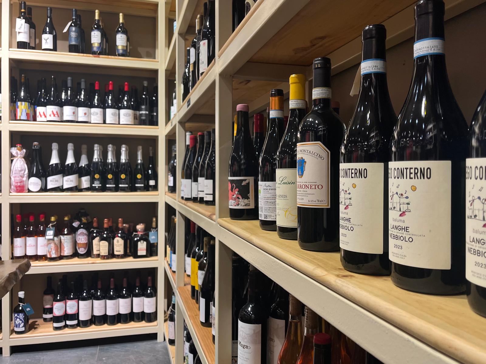 Selecció de vins de qualitat que hi ha al Celler Marina / J.C.