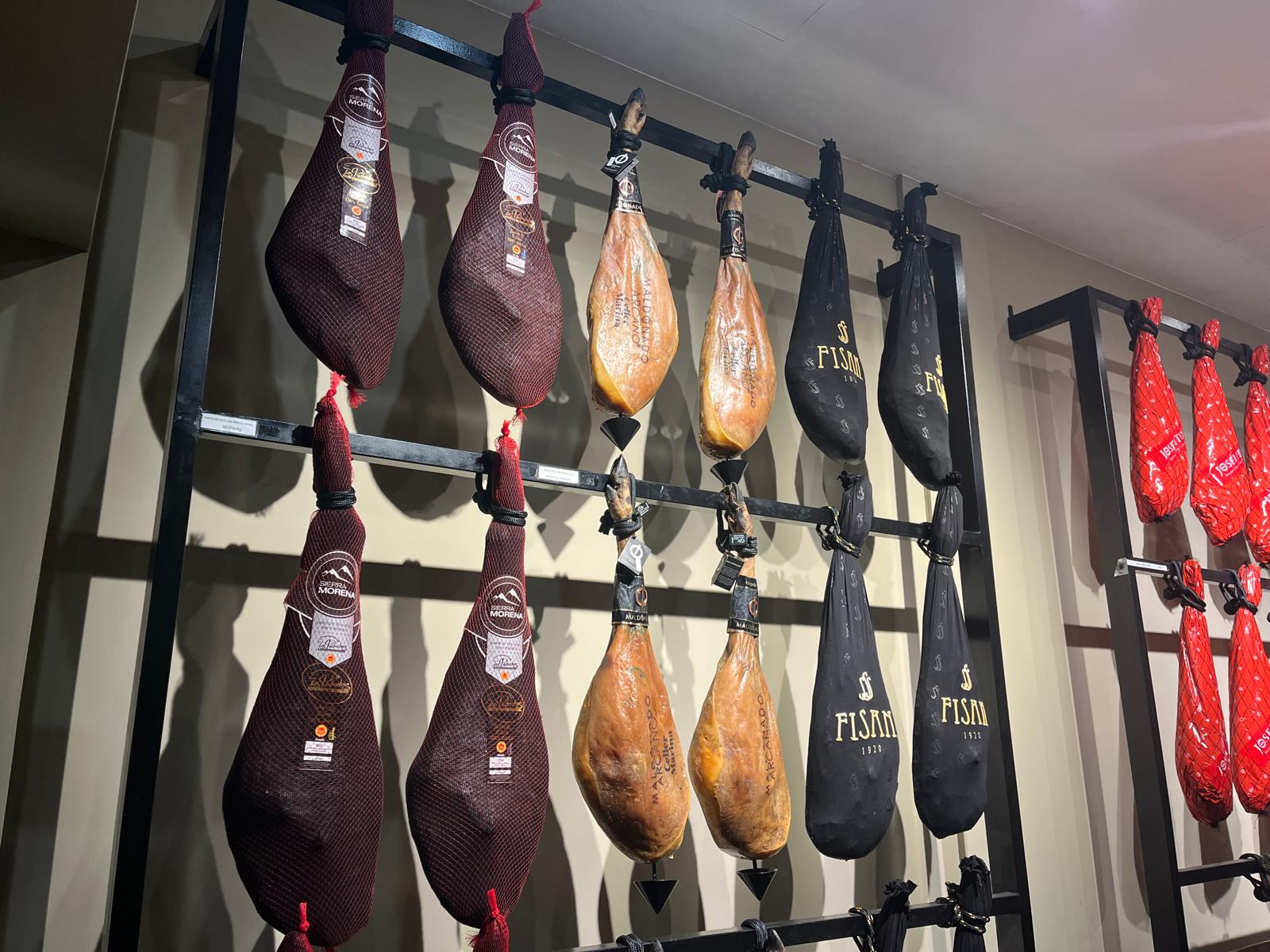 Selecció de pernils de qualitat que hi ha al Celler Marina / J.C.