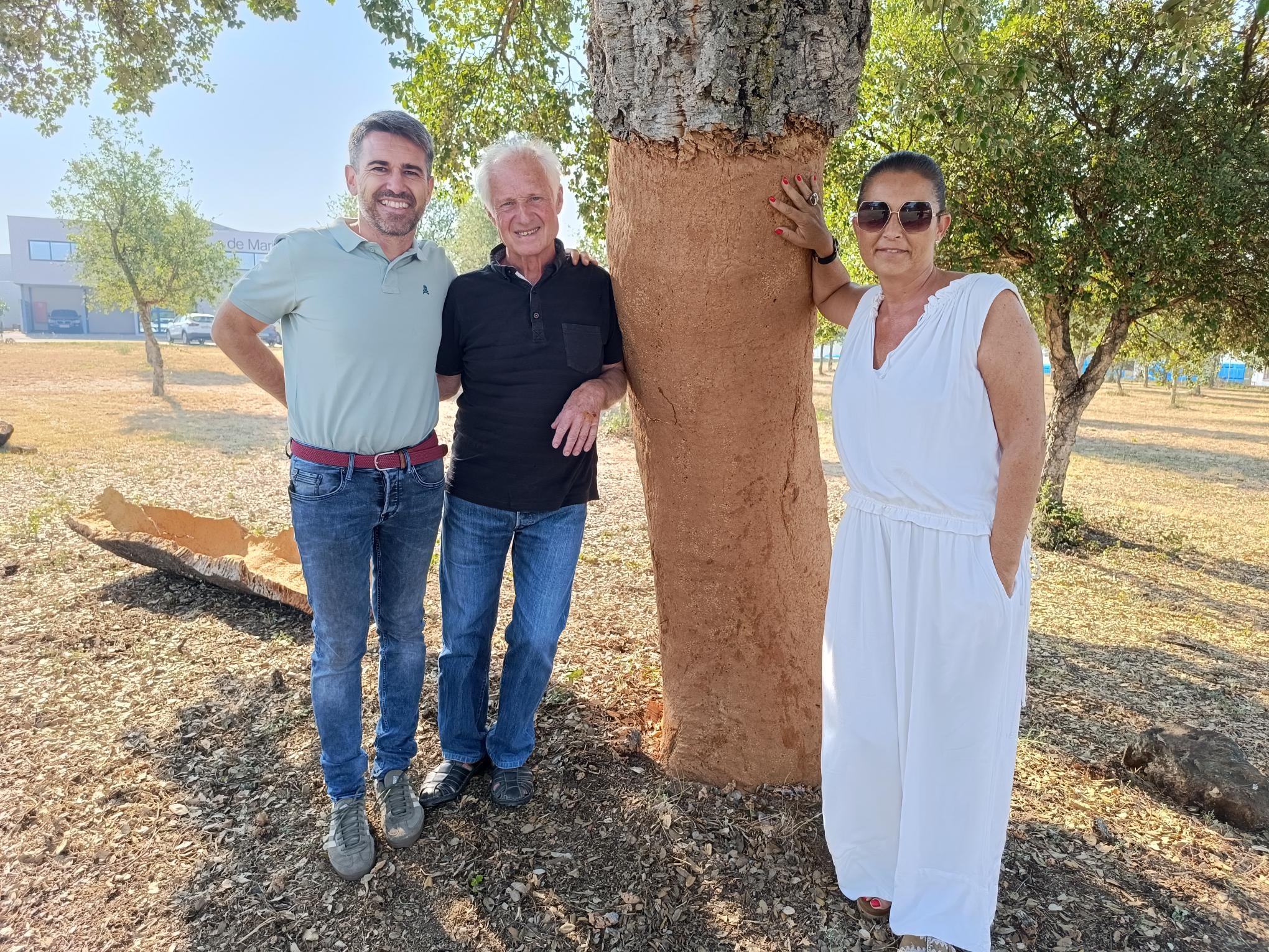 Alicia i Joan Enric de Maria amb Eloi Madrià, pelador de l'empresa familiar Maria Taps / Cedida