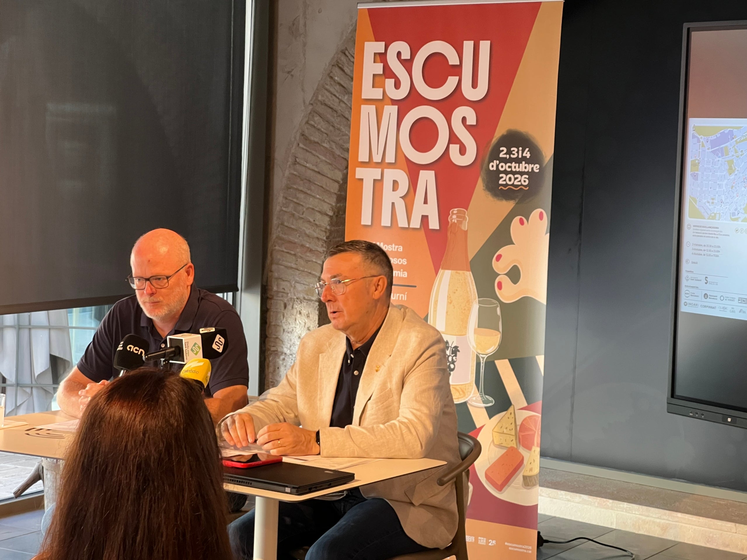 Pere Vernet, alcalde de Sant Sadurní d’Anoia i Pedro Campos, tinent d’alcalde, en la presentació de l’Escumostra / S.C.