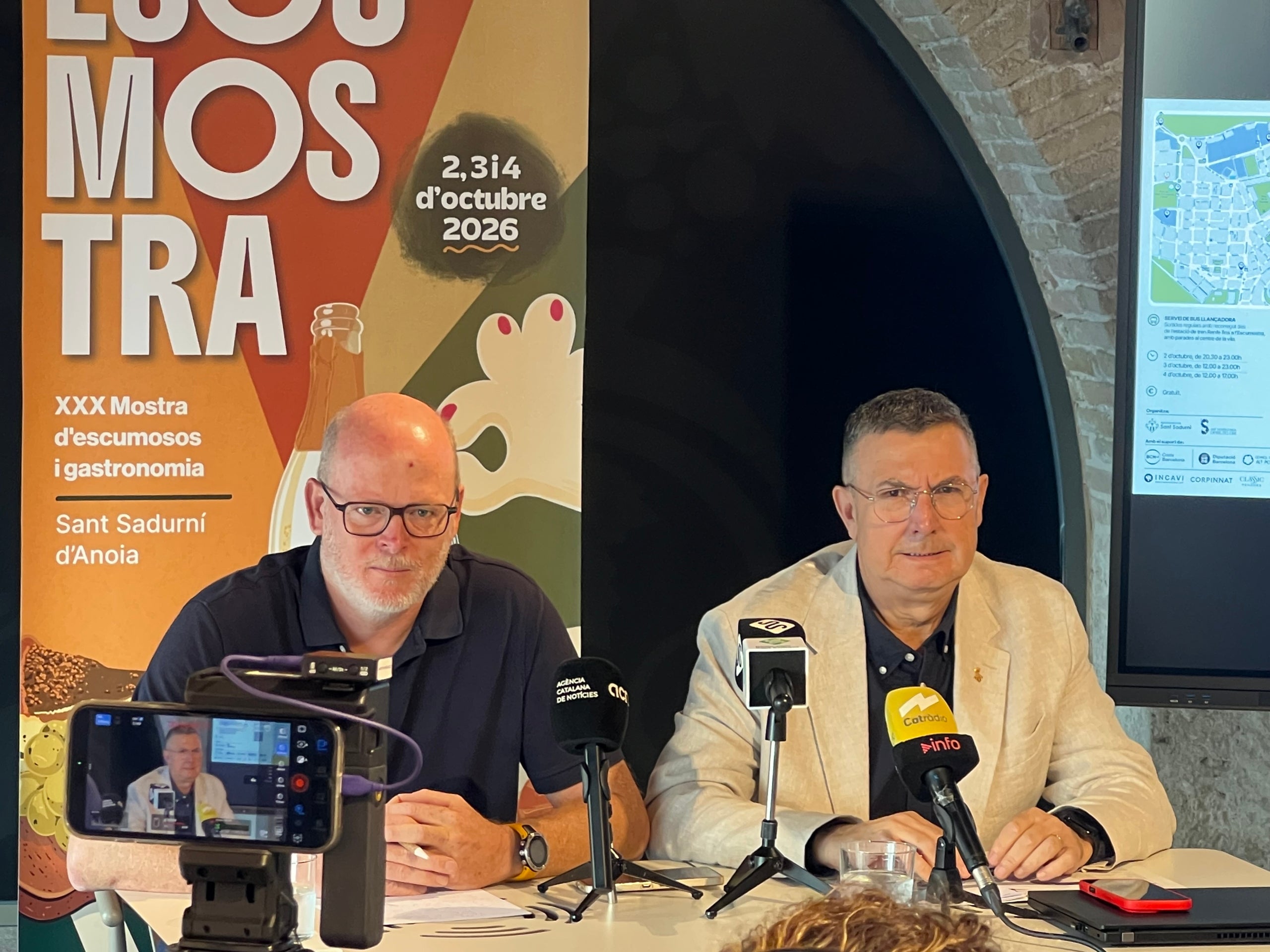 Pere Vernet, alcalde de Sant Sadurní d’Anoia i Pedro Campos, tinent d’alcalde, en la presentació de l’Escumostra / S.C.