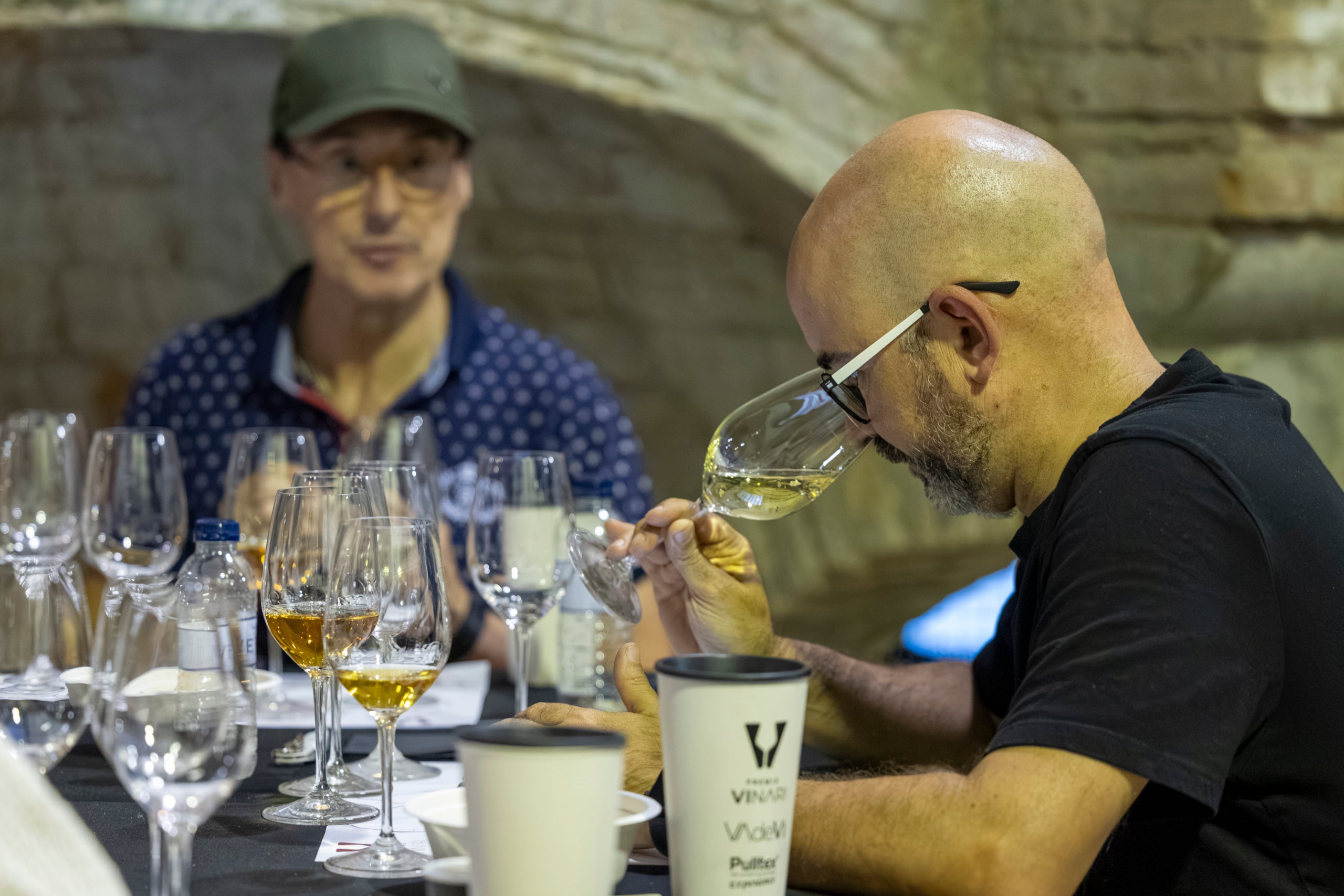 Dos tastadors dels Premis Vinari 2026, en acció en el tast final al Celler Cooperatiu de Rubí   / Anna Munujos