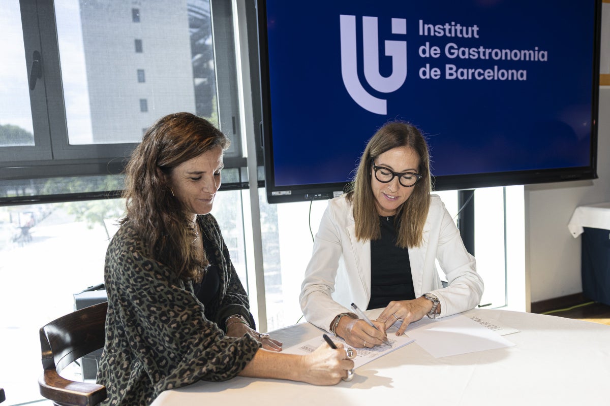 Signatura del conveni entre l’Escola d’Enoturisme de Catalunya i l’Institut de Gastronomia de Barcelona. / Cedida