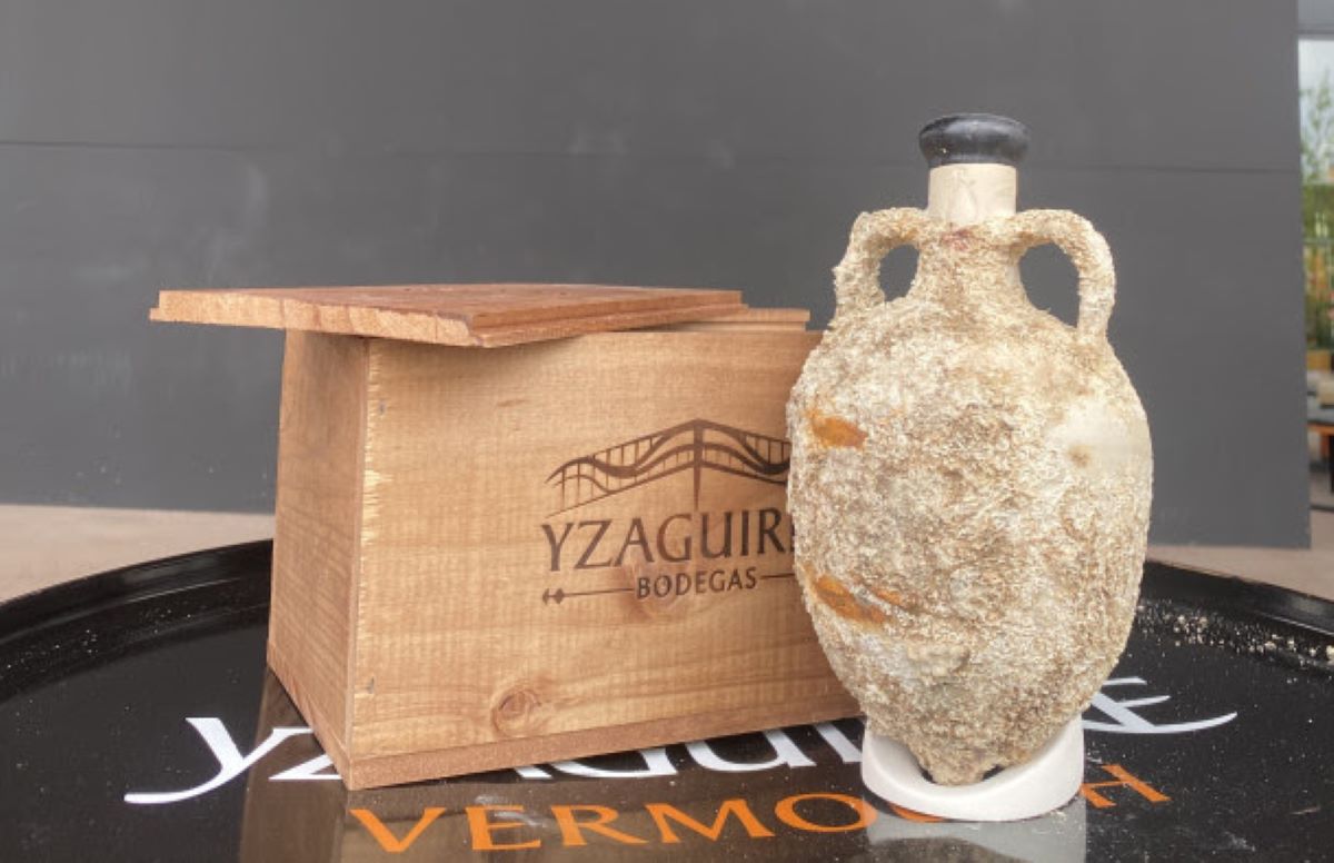 El popular vermut de Reus Yzaguirre, elaborat al Morell, ha creat el primer vermut de criança submarina en àmfores.