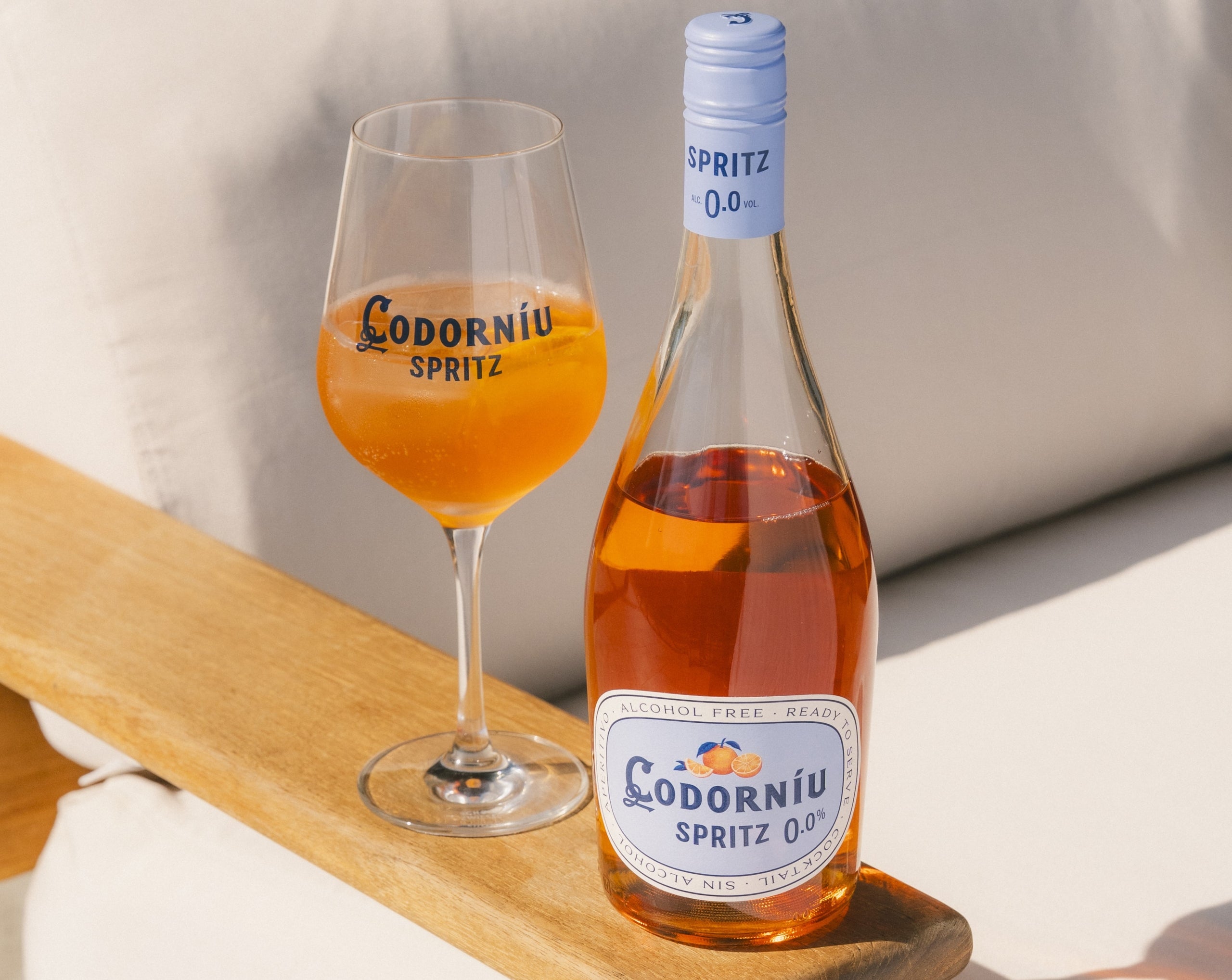 Codorníu Spritz 0,0% és la nova proposta de la marca per a gaudir de l'aperitiu, ara també sense alcohol. / Cedida