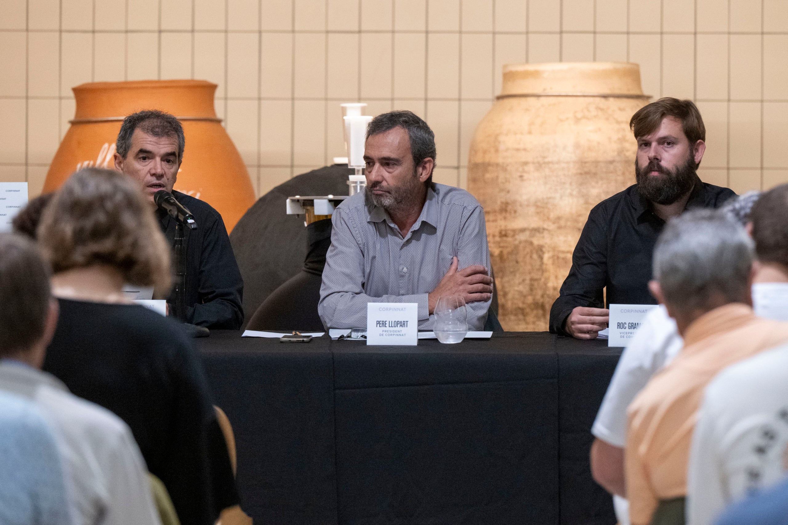 Ton Mata, Pere Llopart i Roc Gramona en la roda de premsa de balanç de la verema 2026 de Corpinnat / Cedida