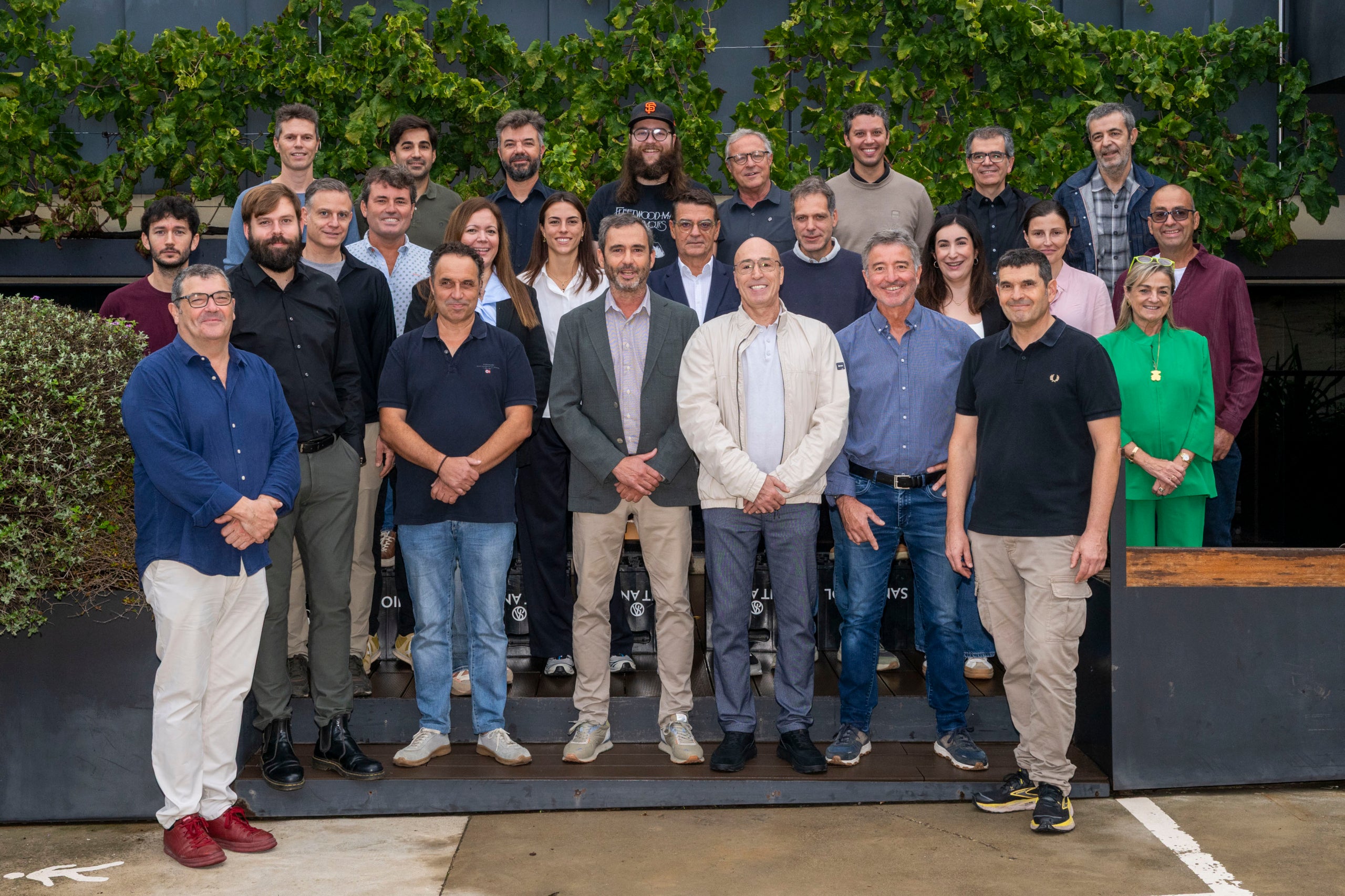 Foto de família dels membres de Corpinnat en la presentació del balanç de la verema 2026 / Cedida