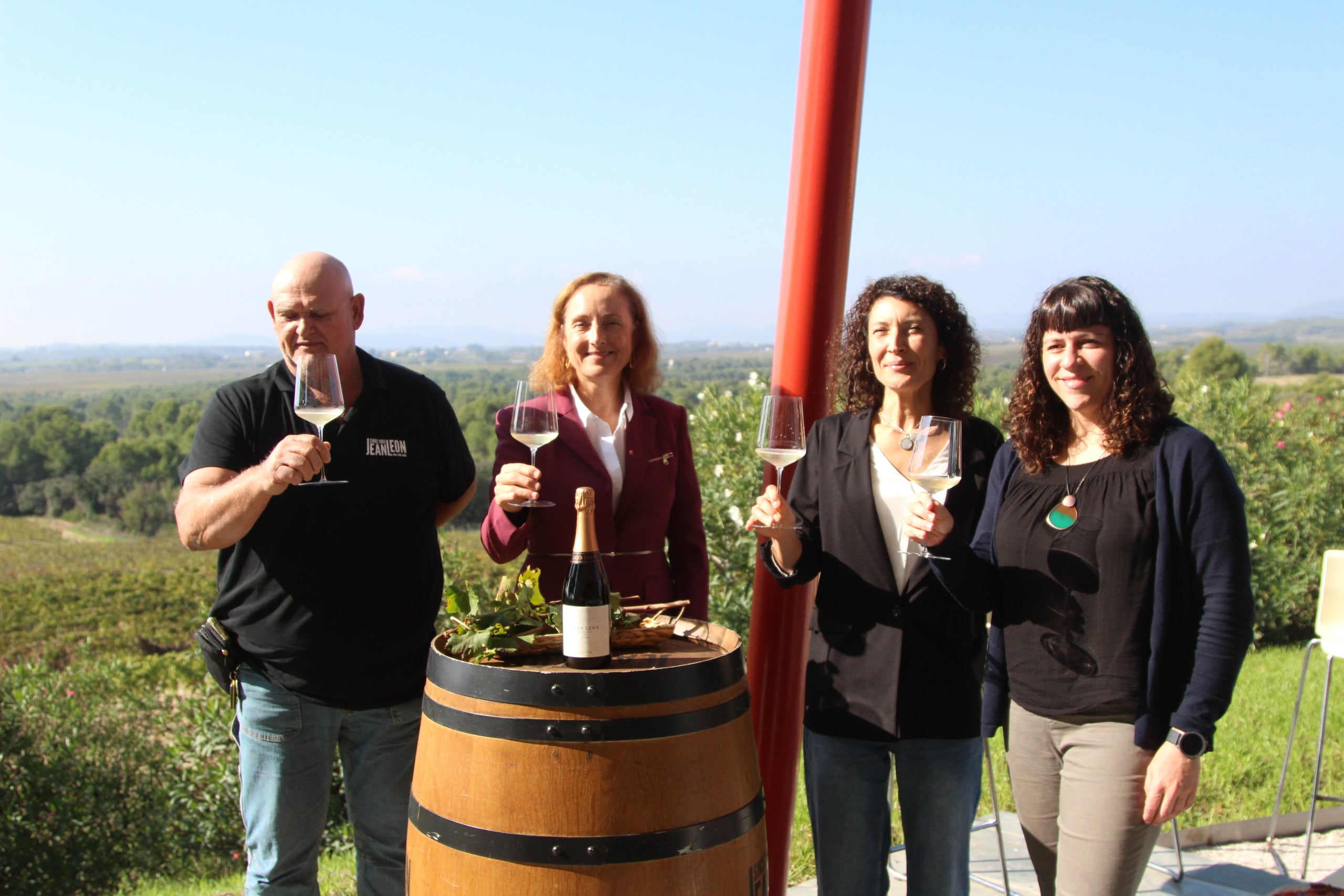 D'esquerra a dreta, Josep Bruna, responsable de les vinyes de Jean Leon; Mireia Torres, directora del celler; Montse Escoté, gestora del celler; i Roser Catasús, del departament de recerca de la firma, durant la presentació del primer vi escumós fet amb la varietat ancestral forcada / A.R.
