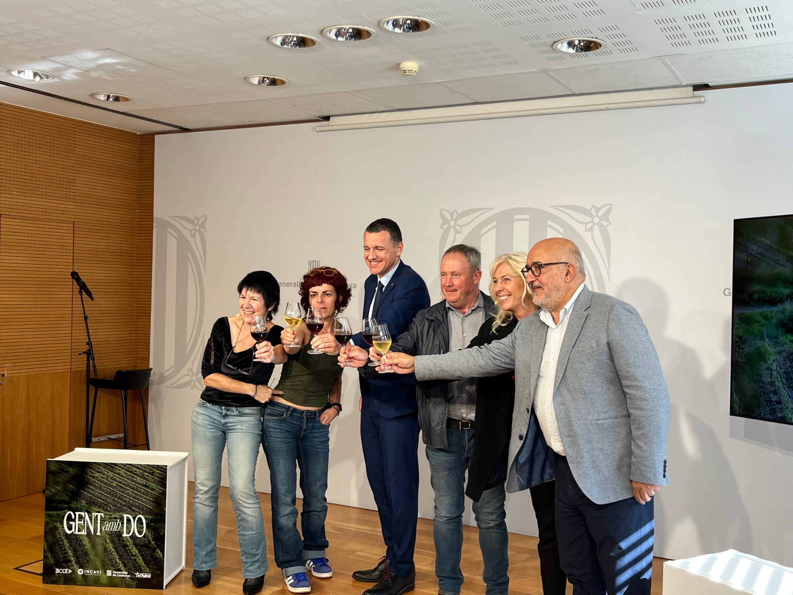 Un brindis per l'inici de la sèrie 'Gent amb DO' a la seva presentació / Vadevi