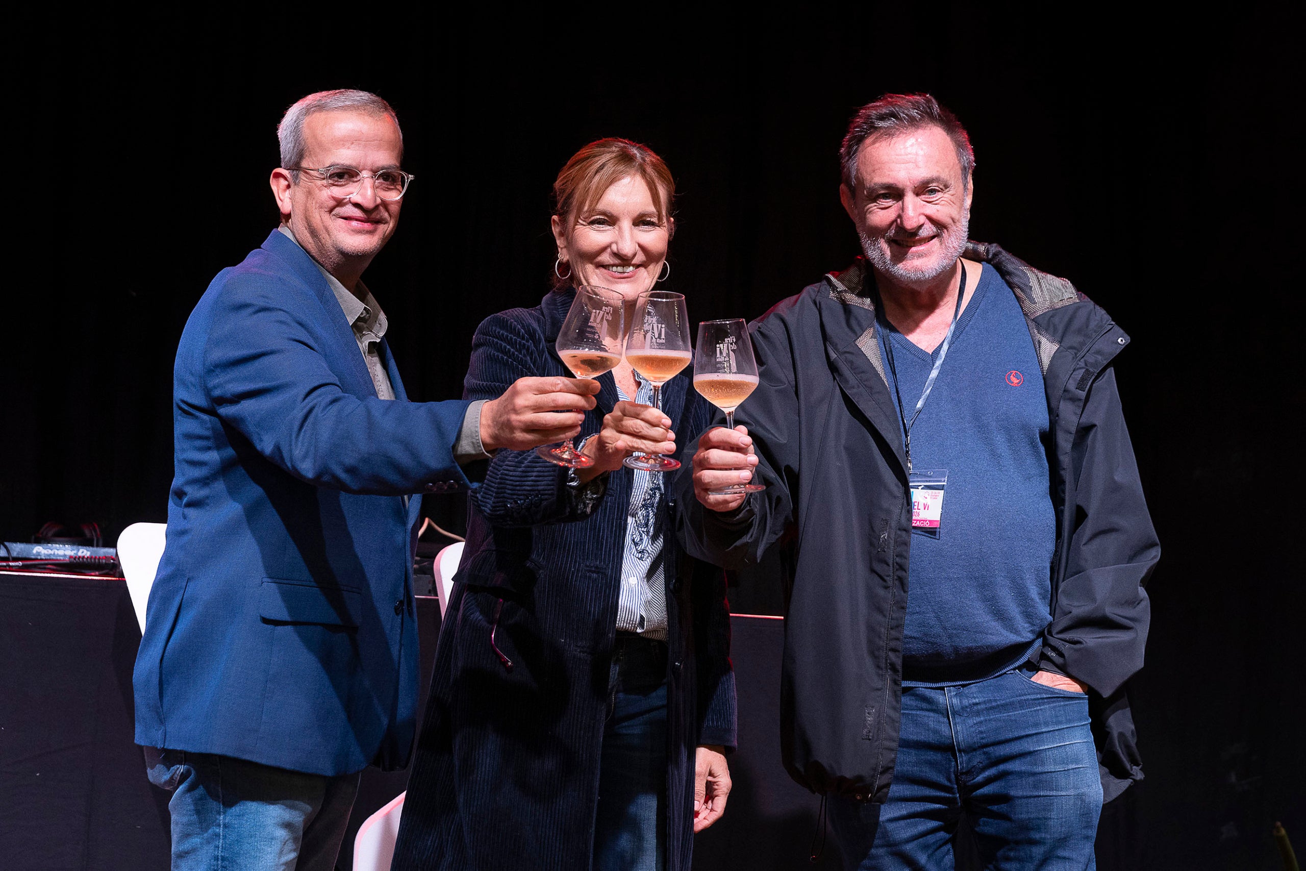 L'alcaldessa de Rubí, Ana María Martínez, entre el regidor de Comerç, Juan Antonio Brustenga, i el director dels Premis Vinari, Salvador Cot, en la inauguració de la Fira del Vi de Rubí 2026 al Celler Cooperatiu de Rubí / Foto: Jordi Play