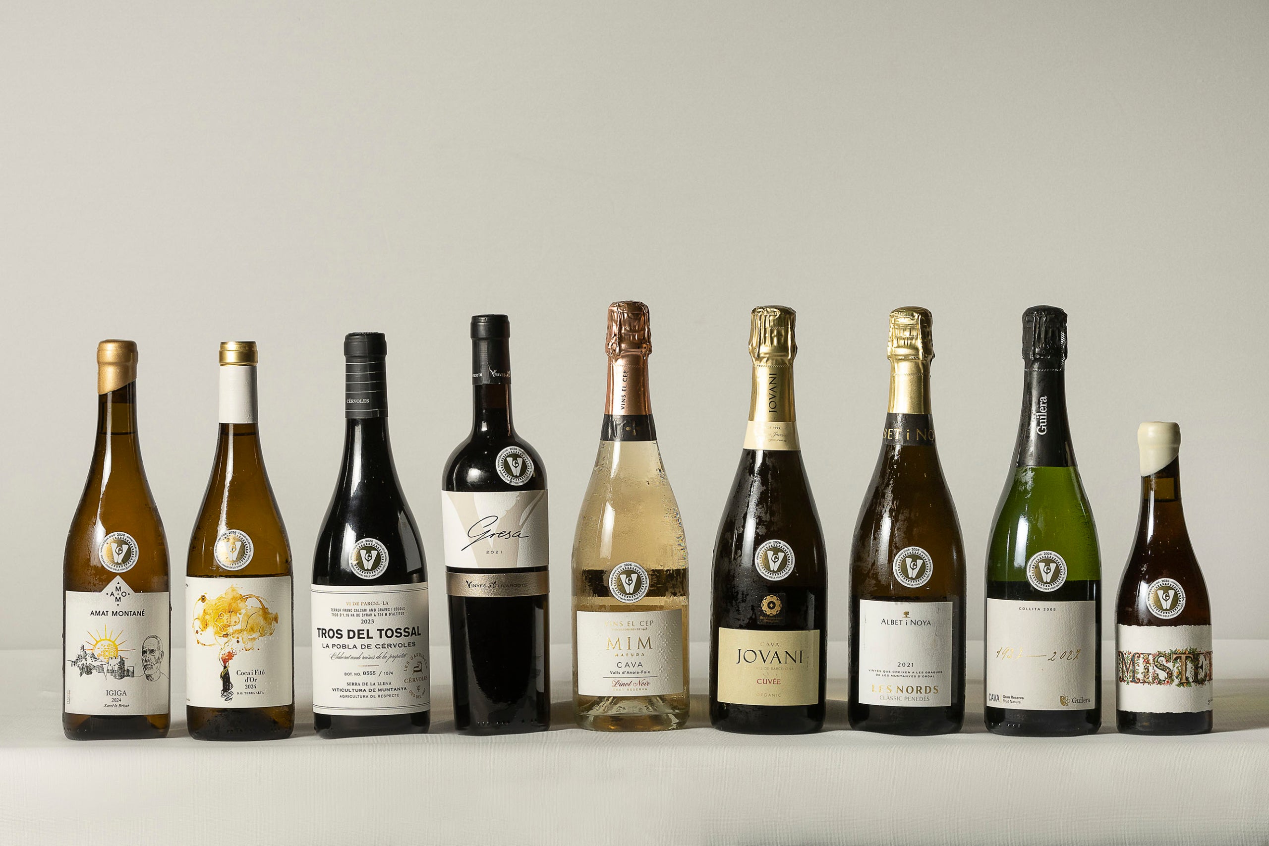 Ampolles dels vins i escumosos que han obtingut una Medalla Gran Or als Premis Vinari 2026. / Jordi Play